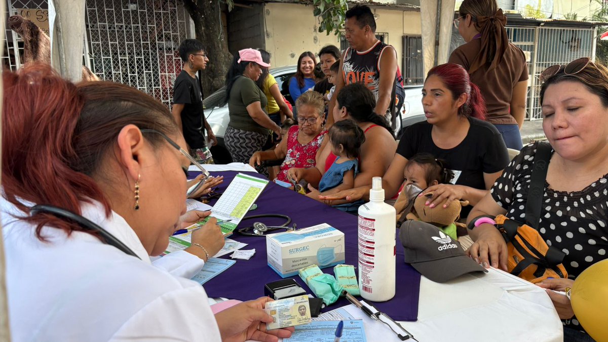 Salud_Guayas's tweet photo. #MSPEnTerritorio 🏥 | Personal del #Distrito09D04 de @Salud_Ec, junto a su directora @patricia_m626, participó en brigada social en las calles 40, acercando servicios de salud a la comunidad: Medicina General 1️⃣0️⃣2️⃣, Vacunación 1️⃣5️⃣ y Odontología 2️⃣2️⃣ https://t.co/0AE3uKGzLn