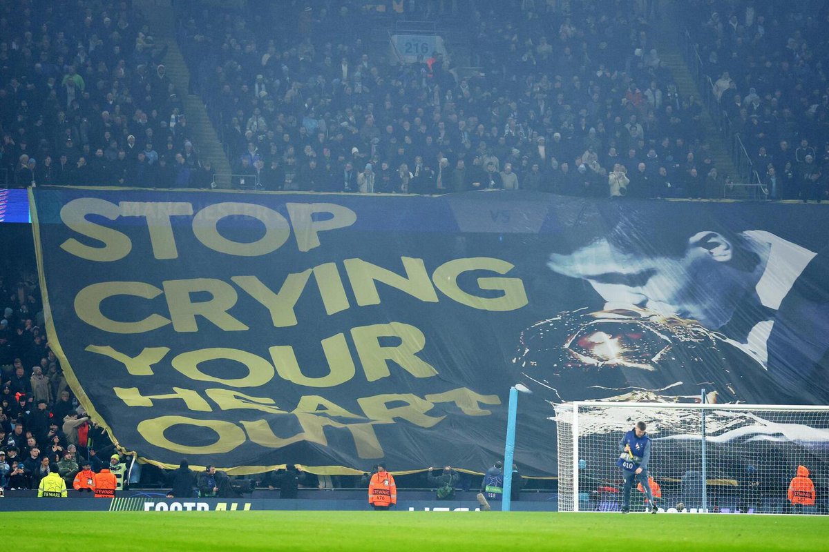 Of het nu irritant is op niet...

City fans maken onderstaand spandoek in 2025, dan begrijp ik het wel dat je een reactie kan uitlokken (al moet Vini hier boven staan).

Daarnaast verwijst Vini naar deze (karma)video:
youtube.com/shorts/si24-Db…

#City #Real #Vincius