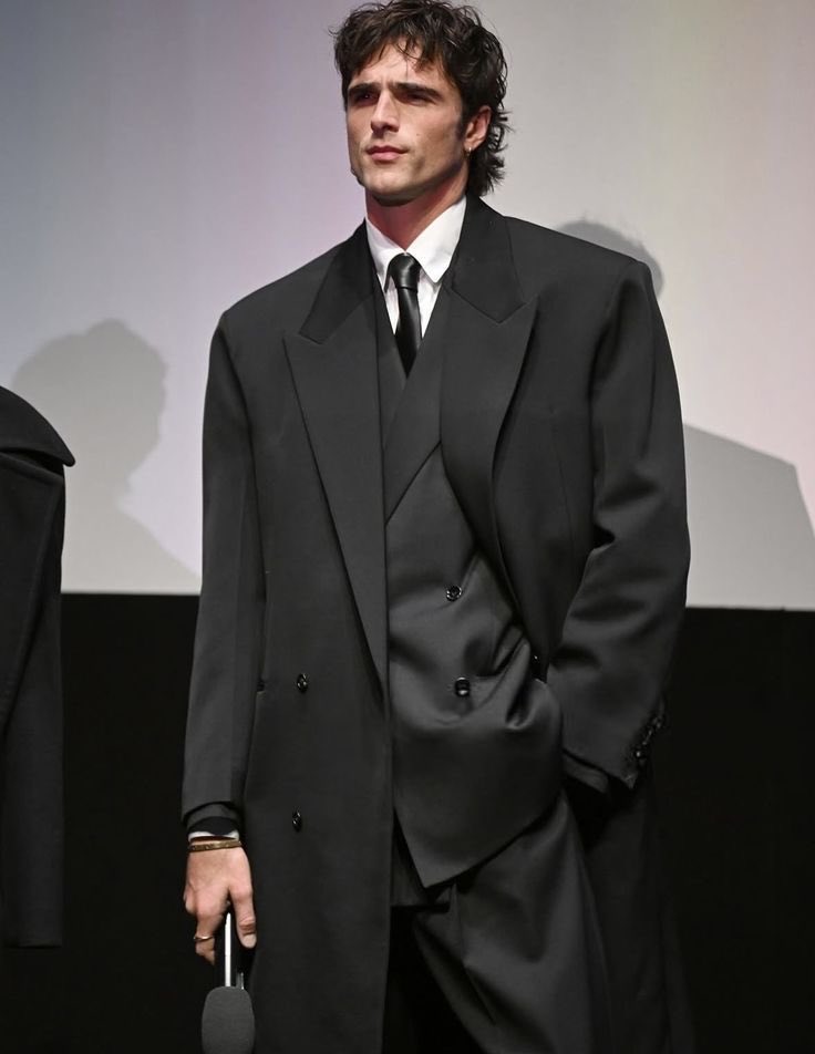 nowis33daylight's tweet photo. this look is so serious to me https://t.co/NkirzID4Uj