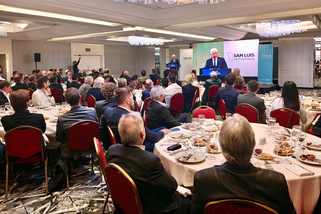 CIUDAD AUTÓNOMA DE BUENOS AIRES. Me reuní este mediodía, en el Hotel Emperador de la Ciudad de Buenas Aires, con los principales EMPRESARIOS (propietarios/accionistas/directores/CEOs) de nuestra AGROINDUSTRIA, INDUSTRIA y SERVICIOS CONEXOS, que tienen sus inversiones productivas