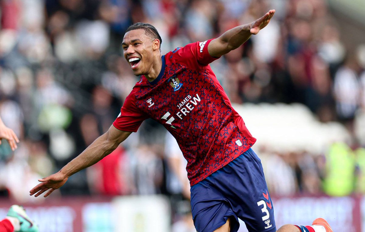 LacedUpReport's tweet photo. 𝐂𝐎𝐑𝐑𝐈𝐄 𝐍𝐃𝐀𝐁𝐀

26, Centre-Back/Left-Back

Club: US Lecce (Serie A) 🇮🇹

2025/26: ~11 appearances (~400 mins) in top flight. 

Adapting well physically.  

Irish-born with South African father. 

Ireland U21 only — gaining senior European experience. 

Solid defender Bafana could use now.