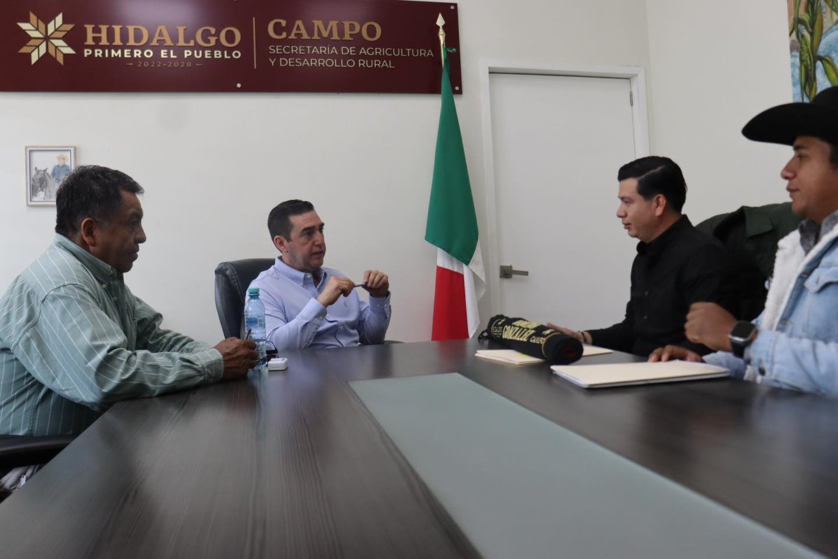 GlezNapoleon's tweet photo. 🌱✨Hoy recibí a Ismael y Víctor, quienes apuestan por la tierra y nos recuerdan que el campo es futuro y oportunidad.
Gracias por su entusiasmo, que impulsa a seguir trabajando, junto al gobernador @juliomenchaca_  por más oportunidades para las nuevas generaciones. 🚜💚 https://t.co/HQXqQ22L4j
