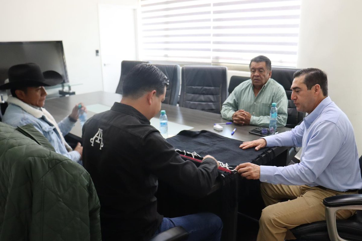 GlezNapoleon's tweet photo. 🌱✨Hoy recibí a Ismael y Víctor, quienes apuestan por la tierra y nos recuerdan que el campo es futuro y oportunidad.
Gracias por su entusiasmo, que impulsa a seguir trabajando, junto al gobernador @juliomenchaca_  por más oportunidades para las nuevas generaciones. 🚜💚 https://t.co/HQXqQ22L4j