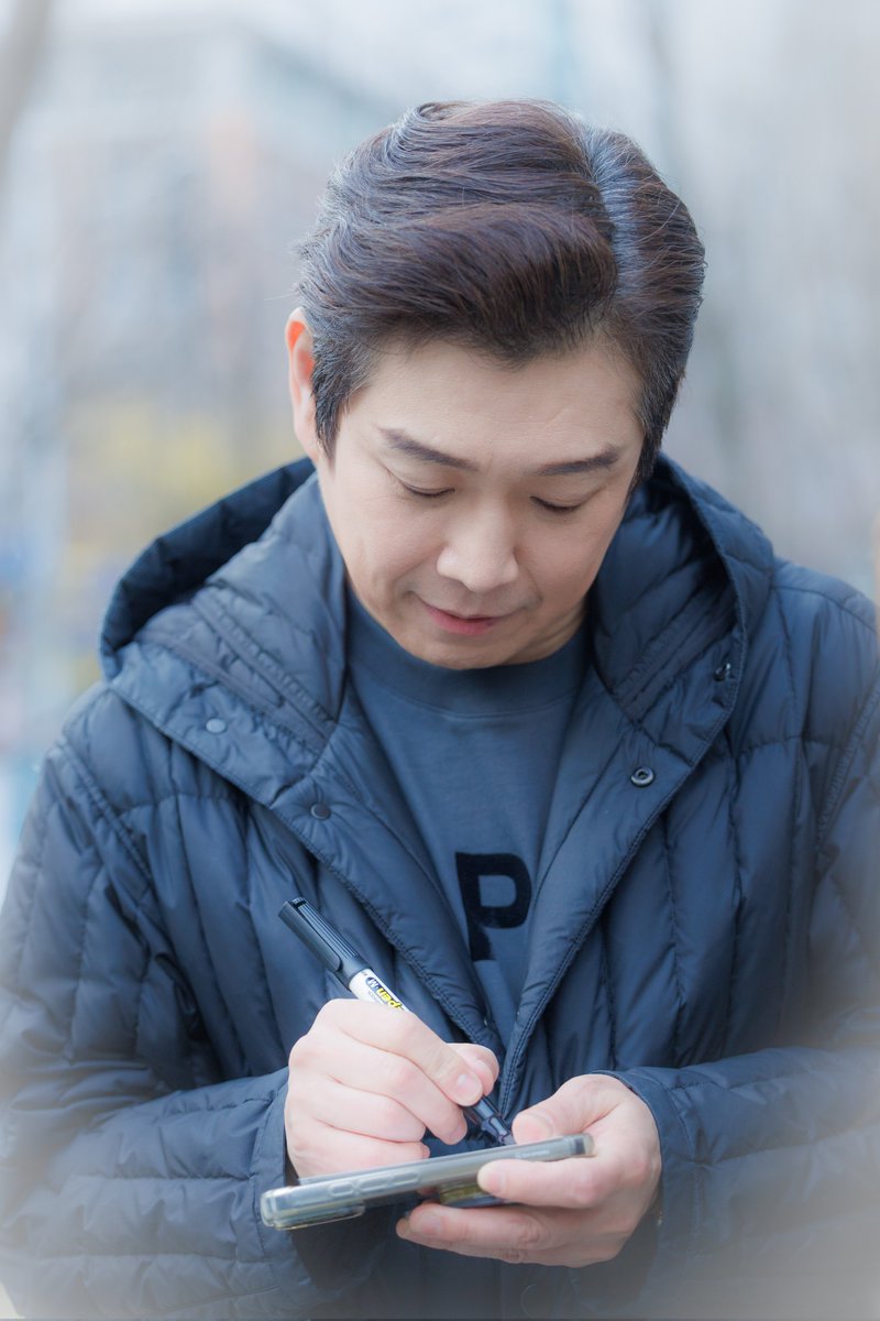 bwang_pic's tweet photo. 2026.03.18
뮤지컬 안나카레니나 퇴근길

#민영기 배우님 https://t.co/0a7DPJFpqk