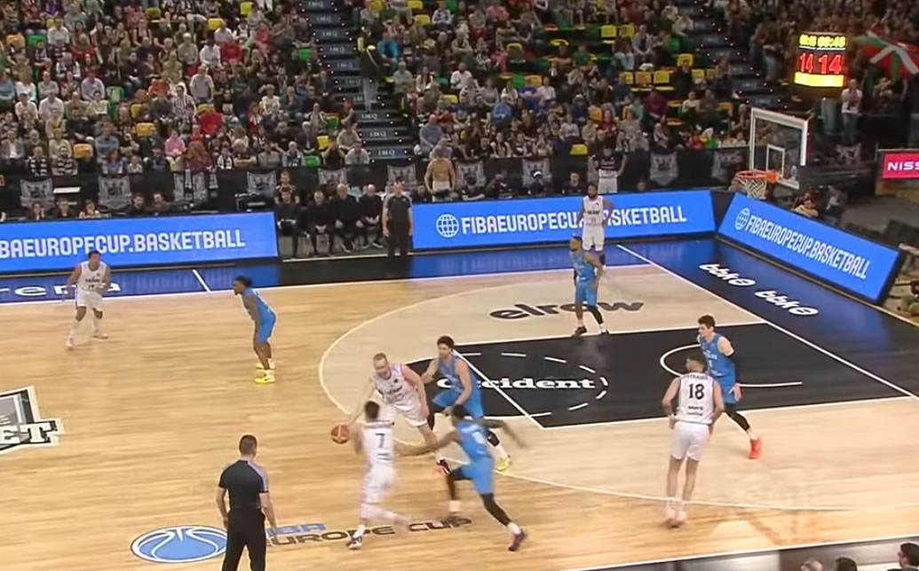 ACoachMMbasket's tweet photo. #FIBA @FIBAEuropeCup @bilbaobasket Head coach is Jaume Ponsarnau . Hand off in two sides. Great team and great coach. https://t.co/VeVpOsHDOD