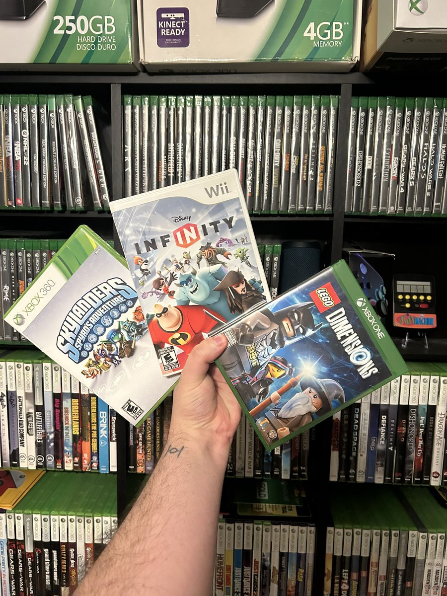 The_retro_pixl's tweet photo. What’s the best toys to life game? In my opinion it’s Skylanders even the figures are fun to collect for.
#Skylanders #DisneyInfinity #LEGODimensions #videogames #2010s #retro #throwback https://t.co/vVuWE4H8jj