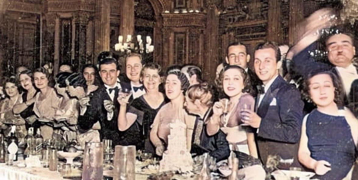 Vatanı kurtaran                          Kutlayan Müslümanlar…                          Kemalistler…