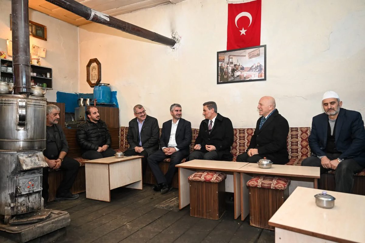 ztarikdaroglu's tweet photo. 📍Erzurum

Erzurum Valimiz Sayın @aydinbarus22 ve Erzurum Büyükşehir Belediye Başkanımız Sayın @mehmetsekmen ile birlikte teravih namazının ardından tarihi Baltahane Çay Evinde hemşehrilerimiz ile bir araya geldik.

Memleketimize has limonlu çay eşliğinde esnafımızla ve hemşehrilerimiz ile hasbihal ettik. Rabbim birlik ve beraberliğimizi daim etsin.
