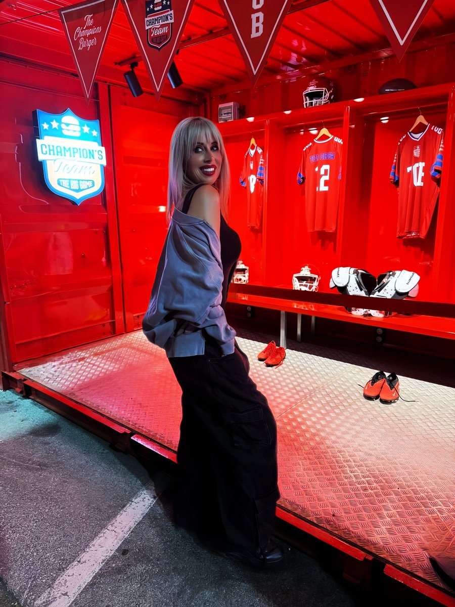 mandy_cotton's tweet image. 🎵A few times I've been around that track
So it's not just gonna happen like that
'Cause I ain't no hollaback girl
I ain't no hollaback girl🎵
Anoche estuve en la Champion Burguer y sortearon entradas para la #SuperBowl ... deditos cruzados!!!! #HollabackGirl #GwenStefani #Music