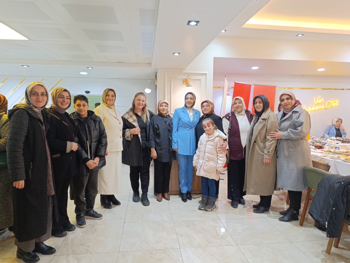 Çok kıymetli İlçe Kadın Kolları Başkanlarımız ve değerli dava arkadaşlarımızla geçen her an; sadece bir buluşma değil, aynı yolda yürüyen yüreklerin güç birliğidir.