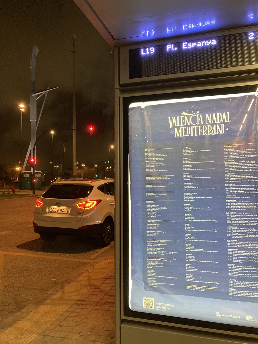 Joseclover's tweet photo. Así es la EMT de Valencia, buses con poca demanda, carteles de COMPLET y en marzo en plenas fallas con carteles de Nadal 😂 al lado del parotet. Sois pura magia 🪄 como estiráis la navidad, las fallas hasta verano y así, de vacaciones. @emtvalencia @AjuntamentVLC https://t.co/VstXxERNWc