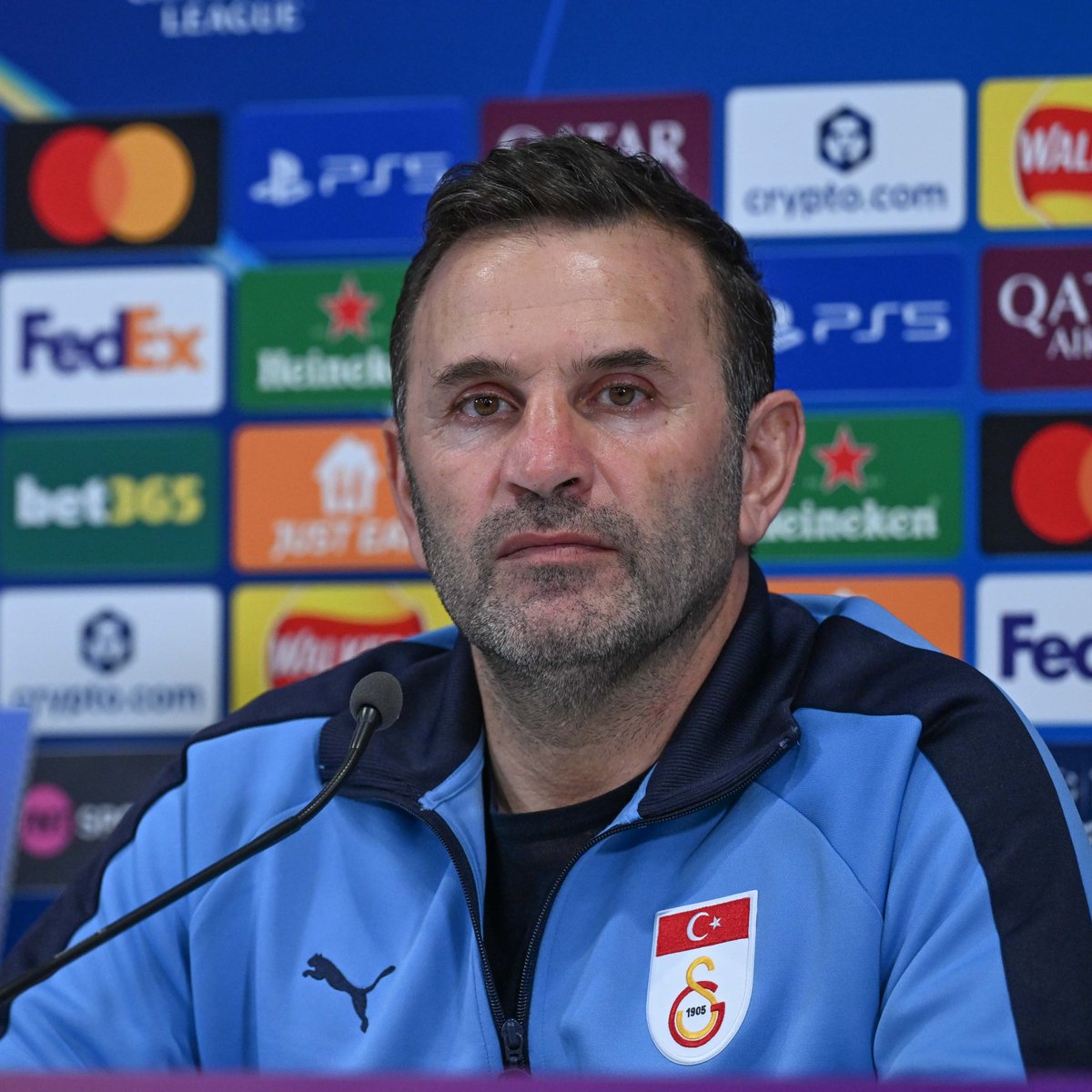 🔹 Okan Buruk: Çok iyi bir takıma karşı oynayacağız. Grup aşamasını 3. bitirmiş, orada sadece 2 yenilgi almış bir takım. Biri bize karşı. Gerçekten iç sahada rakiplere iyi hücum eden bir takım. Gakpo'yu bekliyordum ilk 11'de. Daha ofansif bir kanat oyuncusu. Wirtz de ofansif bir