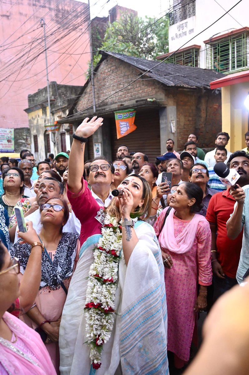sayantika12's tweet photo. তৃণমূল কংগ্রেসের মূল আদর্শ সংগ্রাম, প্রতিরোধ এবং উন্নয়ন। 
আজ বরানগর বিধানসভা কেন্দ্রে নির্বাচনের প্রচার এবং জনসংযোগ যাত্রায় বহু মানুষের আশীর্বাদ পেলাম। 
আমার সহযোদ্ধারা ইতিমধ্যেই আগামীর লড়াইয়ের জন্য প্রস্তুত। কোনো স্বৈরাচারী শক্তিকে বিনা যুদ্ধে এক ইঞ্চি জমি ছাড়া হবে না, https://t.co/2dxcgBpvBM