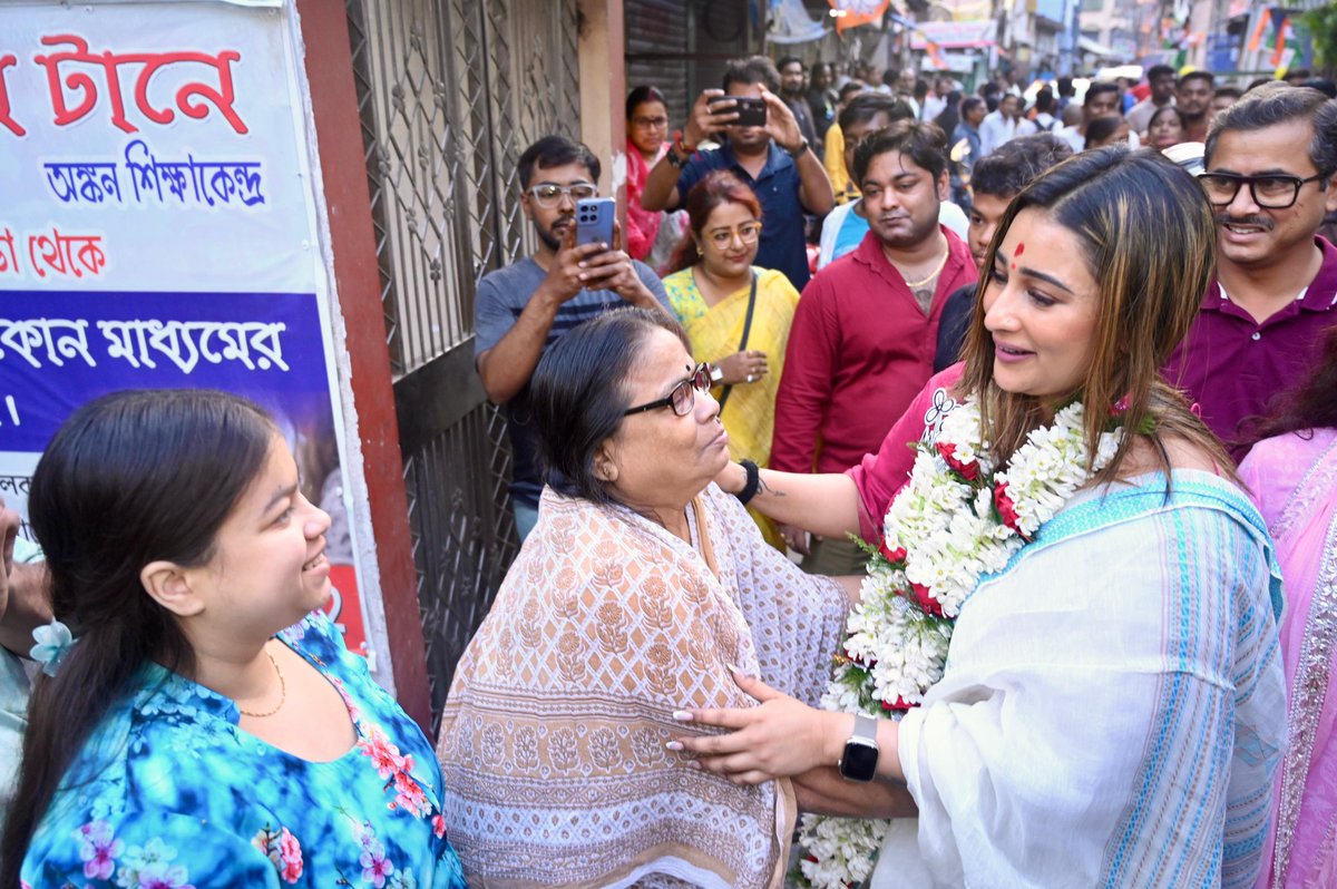 sayantika12's tweet photo. তৃণমূল কংগ্রেসের মূল আদর্শ সংগ্রাম, প্রতিরোধ এবং উন্নয়ন। 
আজ বরানগর বিধানসভা কেন্দ্রে নির্বাচনের প্রচার এবং জনসংযোগ যাত্রায় বহু মানুষের আশীর্বাদ পেলাম। 
আমার সহযোদ্ধারা ইতিমধ্যেই আগামীর লড়াইয়ের জন্য প্রস্তুত। কোনো স্বৈরাচারী শক্তিকে বিনা যুদ্ধে এক ইঞ্চি জমি ছাড়া হবে না, https://t.co/2dxcgBpvBM
