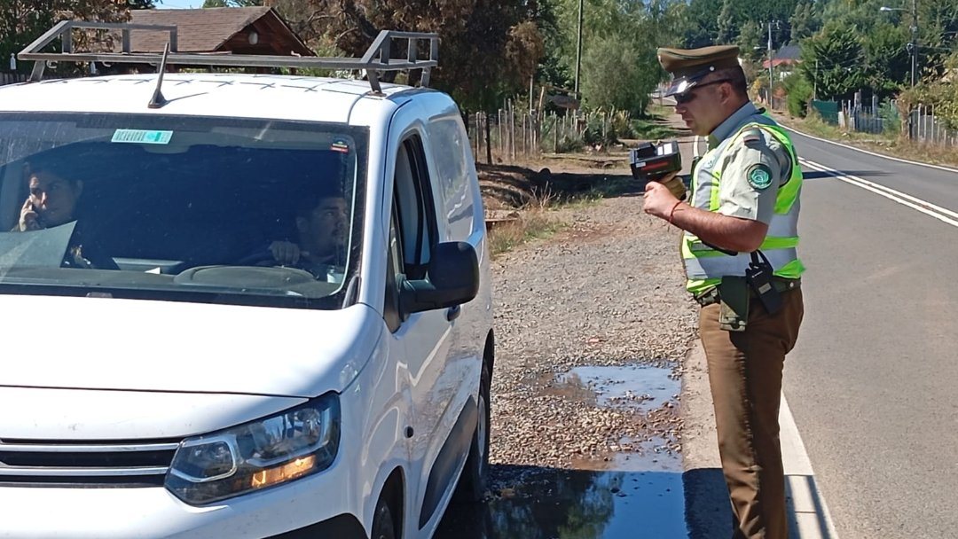 Carab_Maule's tweet photo. Para reforzar la prevención y la seguridad en la conducción, nuestros Carabineros de la zona cordillerana de #DIGUA en #PARRAL, efectúan controles de velocidad, en la Ruta L-751 sector Cerro #LosCastillos.
Comprometidos para disminuir los factores de riesgo de accidentabilidad. https://t.co/en1bxkK0T4