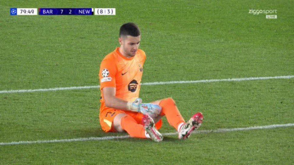 asante201025's tweet photo. BAD NEWS FOR BARCELONA!! JOAN GARCIA FORCED OFF WITH AN INJURY WITH 10 MINUTES TO GO!! 😱
SZCZESNY COMES ON IN HIS PLACE!! 🧤 So bad https://t.co/m9PZb6NUwr