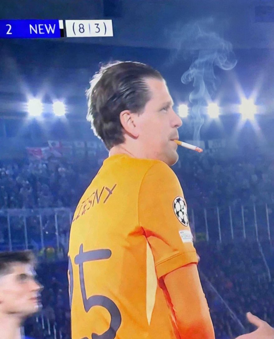 MundoDespectivo's tweet photo. 🔄 Cambio en el Barcelona.

⬅️Sale Joan Garcia
➡️Entra Szczęsny https://t.co/xvscmJk8qU