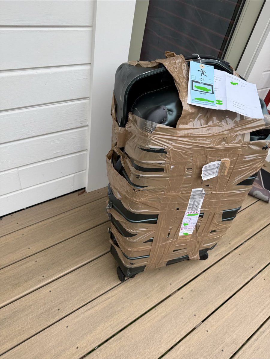 ateaham's tweet photo. @Solgaard_co so this bag didn’t hold up at all HAHA https://t.co/DWD7SO1SqJ