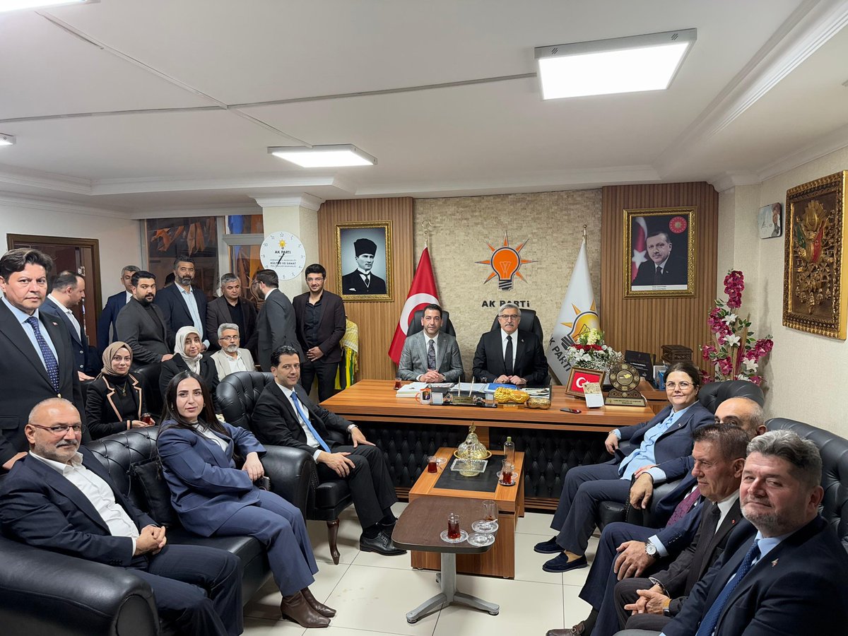 sadibinboga's tweet photo. 📍AK Parti Osmaniye İl Başkanlığı

AK Parti Osmaniye İl Başkanlığı olarak düzenlediğimiz Teşkilat Vefa İftarı’nın ardından, makamda çay eşliğinde gerçekleştirilen samimi sohbetle başlayan bu anlamlı buluşmada, milletimizin emanetine sahip çıkan kadrolar olarak azim ve kararlılıkla, bir araya geldik.

Bu anlamlı buluşmada, AK Parti Genel Başkan Yardımcımız, Kültür ve Sanat Politikaları Başkanımız, Hatay Milletvekilimiz Hüseyin Yayman, Önceki Dönem Aile ve Sosyal Hizmetler Bakanımız, Osmaniye Milletvekilimiz Derya Yanık, Osmaniye Milletvekilimiz Seydi Gülsoy, MKYK Üyelerimiz İsmail Kaya, Fatima Yurduseven ve teşkilat mensuplarımızla birlikte teşkilatımızın güçlü iradesi bir kez daha ortaya konulmuştur.

Recep Tayyip Erdoğan liderliğinde, daha güçlü bir Türkiye ve Osmaniye için birlik ve beraberlik içinde çalışmalarımızı sürdürüyoruz.🇹🇷
@Akparti 
@RTErdogan 
@HuseyinYayman 
@akkulturvesanat 
@drbetulsayan 
@AKPartiSPBGM