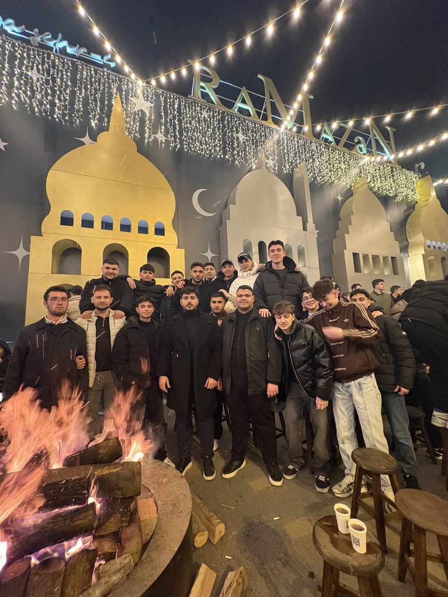 yenisecmenbasak's tweet photo. Yeni Seçmen Başakşehir olarak İl Başkanlığımız tarafından düzenlenen yeni seçmen iftar programına katılım sağladık. Birlik, beraberlik ve kardeşlik duygularının en güzel şekilde yaşandığı bu anlamlı buluşmada, aynı sofrayı paylaşmanın mutluluğunu yaşadık.

AK Parti Genel Merkez Gençlik Kolları Başkanı Yusuf İbiş ve Gençlik kolları il Başkanımız Nevzat Yüce ile aynı karede yer almak da bizim için ayrı bir gurur oldu. Türkiye Yüzyılı vizyonuyla, gençliğin enerjisi ve inancıyla çalışmaya devam ediyoruz