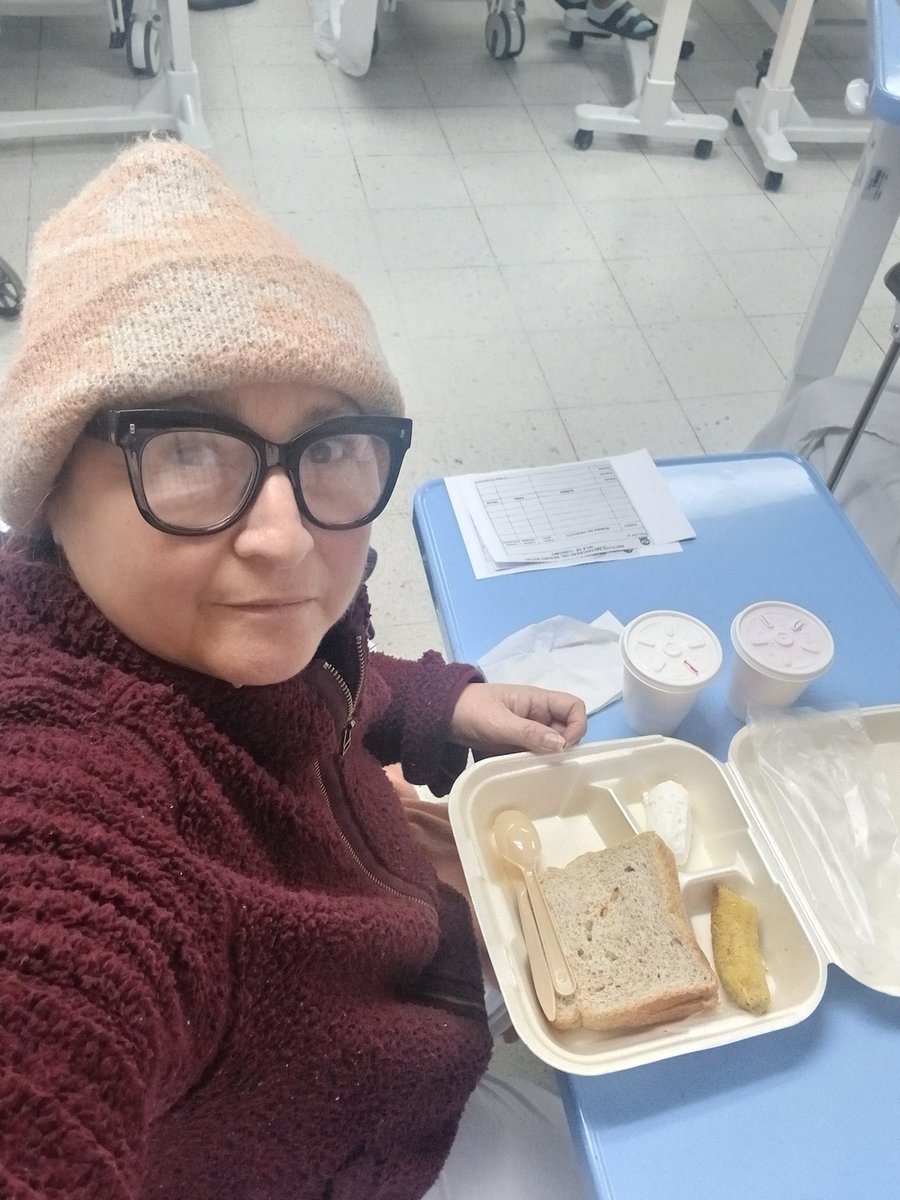 bellyramirez10's tweet photo. Estoy agradecida con Dios 🙏 🙌 por permitirme un empleo y prestación del ISSS. 
La Discopatía Lumbar Crónica que tengo me obliga venir al hospital General del ISSS emergencia, pero estoy siendo buen atendida tanto personal de enfermería y médicos especialistas.
Abro hilo🧵👇 https://t.co/uqGtpjKUM7