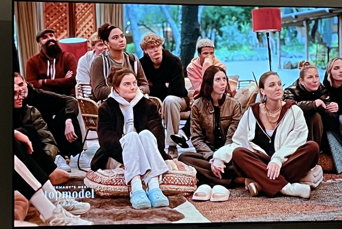 Halt original Abi-Abschlussfahrt, wenn der Lehrer die Klasse 5 Stunden in einem Heimatmuseum gefangen hält und die Infos abfeiert, und man selbst versucht nicht wegzupennen:

#gntm