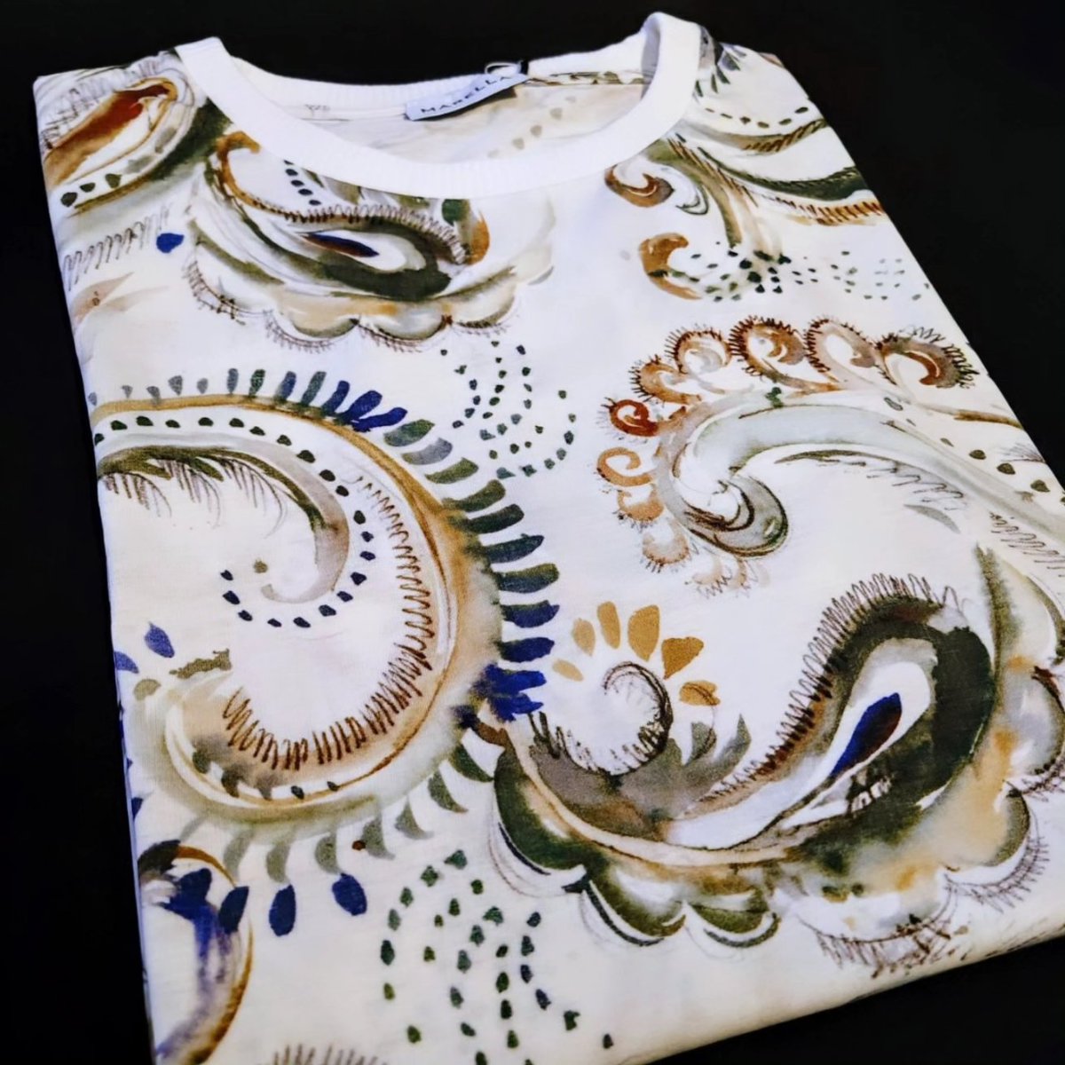 NoblePearl's tweet image. 当店でお取り扱いしている #MARELLA 綿プリントの #Tシャツ。
総柄でちょっとお出かけ風。
デニムが流行っているので、Gパンと合わせても良いですね。

【MARELLA】
綿  100%
Lサイズ
中国製
19,800円