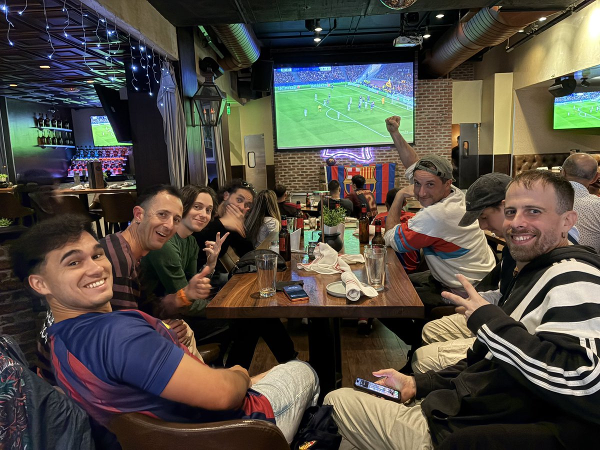 DanielAlba8a's tweet photo. @marccrosas Merci per la retranamissio!! Força Barça  desde el Batch Pub de Miami, que estem amb @lapegatina per que actuem a la ciutat aquets diumenge . https://t.co/AxdBMCmis0