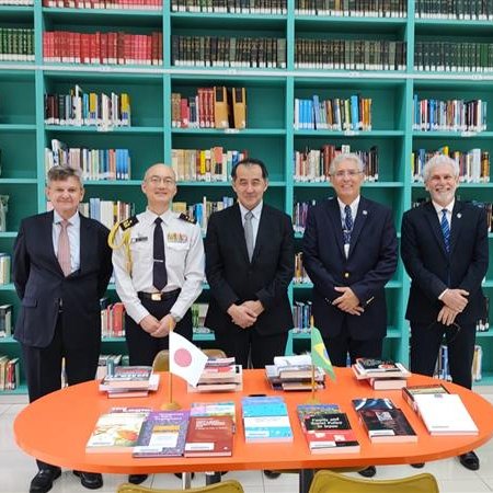 embaixadajapao's tweet photo. 📚🇯🇵 Nessa terça (17/3), o Embaixador NOGUCHI Yasushi realizou a cerimônia de doação do projeto Read Japan à Escola Superior de Defesa, em Brasília. A escola recebeu 179 livros, todos em língua inglesa, sobre diversos temas ligados ao Japão, para o acervo da biblioteca local. https://t.co/sFFCJDFHBM