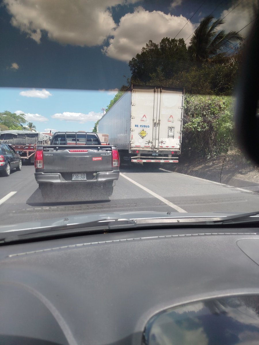 Mickytaz09A's tweet photo. @PNCSV @VMTElSalvador Rastra circulando en el hombro de la carretera de Opico a Quezaltepeque poniendo en riesgo a transeúntes. Cafres https://t.co/t8cmzZ6hoc
