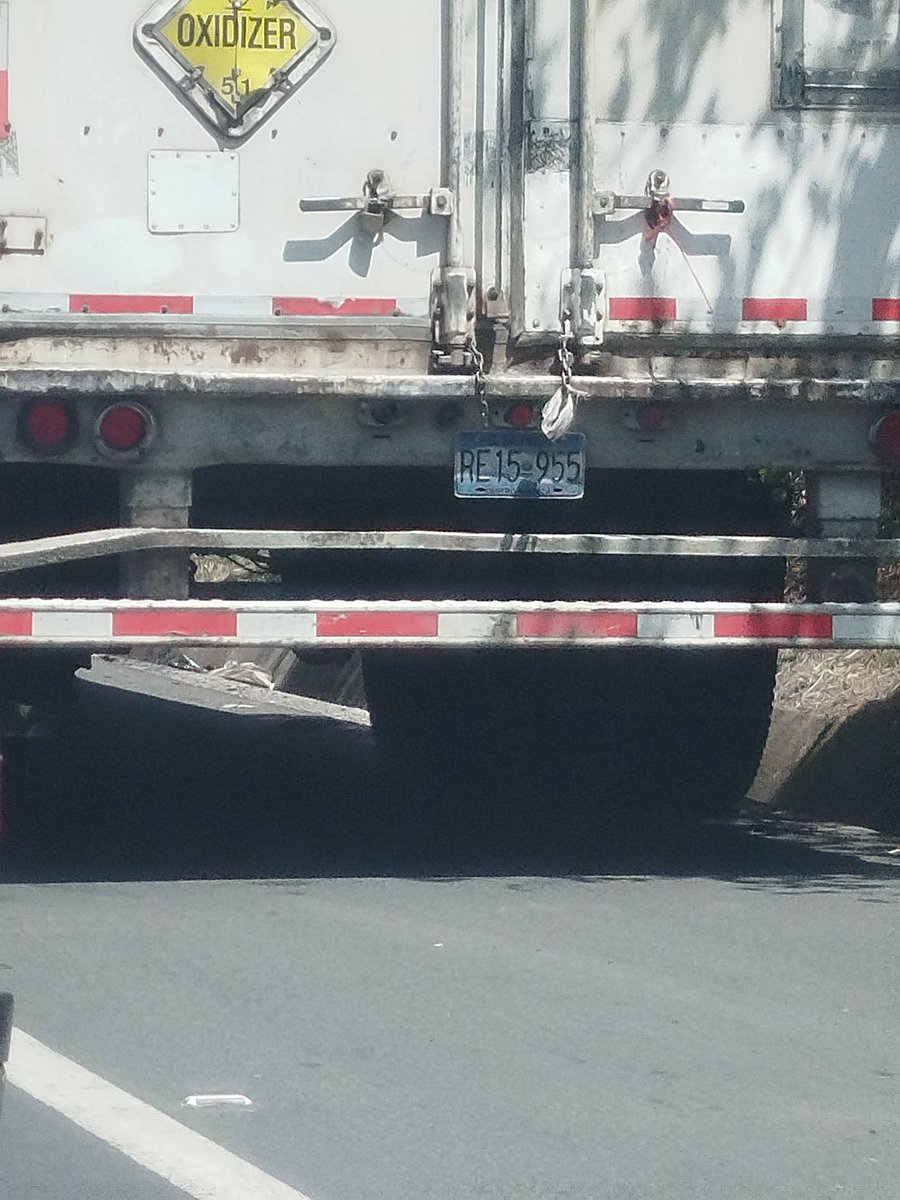 Mickytaz09A's tweet photo. @PNCSV @VMTElSalvador Rastra circulando en el hombro de la carretera de Opico a Quezaltepeque poniendo en riesgo a transeúntes. Cafres https://t.co/t8cmzZ6hoc
