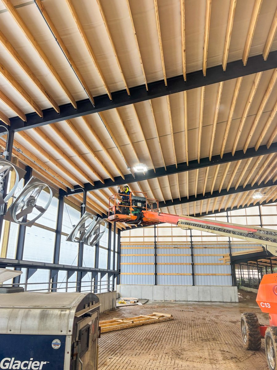 FoxCitiesBuild's tweet photo. Finishing up the parlor exterior at Prososki Family Farms🌾Stalls and headlocks are all in at the freestall barn, and you can finally see how this setup is going to work day to day.
#PrososkiFamilyFarms
#FoxCitiesBuilders
#Rotary https://t.co/ZeAvcWx6om