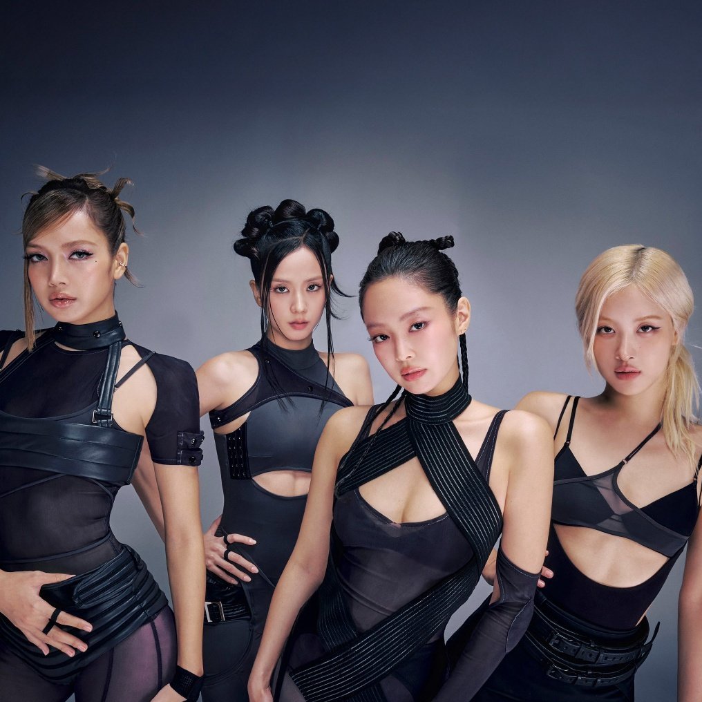 musicnewsfactpl's tweet photo. Autorka tekstów współpracująca z BLACKPINK oskarżyła YG Entertainment o wyzysk oraz wywieranie na nią presji w celu dokonania aborcji. Według jej relacji, zabieg ten miał być warunkiem otrzymania kontraktu.

Gdy kobieta odmówiła, miała zostać zmuszona do samodzielnego pokrycia wszelkich kosztów związanych ze swoją sytuacją. Autorka twierdzi również, że zwróciła się o pomoc do członkiń zespołu, jednak te odmówiły wsparcia.
