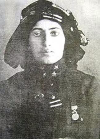 Aycin_Kantoglu's tweet photo. Arkalarından  rahmet  okunmaktan  başka  ihtimal bırakmadan  göçüp gidenler,
O  paklığı  saracak  kefen bulunmazdı elbet...
Allah için  ölmüş, vatan  için ölmüş, namus  için  ölmüş, hürriyet  için  ölmüş...
Hiç mi düşünmez insan  "öndeki gardaşın  ifa  etti vazifeyi, sıra sende,  haydi ölüme" dendiğinde, ne  bileyim  hiç mi  düşünmez anacığını, bir kızın  hülyalı  gözlerini, güneşin  denizin  üzerinde  pırıltısını, bir kelebeğin  nazlı  uçuşunu, yahut  sabah  aydınlığını, ağaçlardan  süzülen  gölgeli parıltıları, veya  sonsuz  gecede yayılmış  kırpırdanan  yıldızları, baba ocağında  içilen  bir tas tarhanayı? 
"Haydi  ölüme" dendiğinde  kalkıp  yürümüş  15 yaşındayken  ayakları...
Elbet  olmaz onu  saracak  paklıkta  kefen,
Kim dokusun  o masum,  mahsun  gençliğin  parça parça, al kan  ve öyle beyaz, öyle  temiz  bedenini  saracak  bir top pamuklu  bezi? 

Bu  çağda  hangi  anadır  kınalayıp  kuzusunu, göndersin eceline?
Bir  er meydanı ki; "gönüllü  gerek,şehit  olup  affedile"  denir, "var mıdır  farzı eksik?"  sorulur, yoktur. 
Sırra kadem  bastılar bir  nesil  bir arada, türktü, kürttü çerkezdi, lazdı,  hep bir  kaynadılar  aynı kazanda. 
Bizim  hesaba  çekileceklerimizden elbet  elbet mazurdur  onlar.
Arkalarında  rahmetten  başka okunacak  kelam bırakmadılar. 
Ruhunuz şad olsun  ey yiğitler.