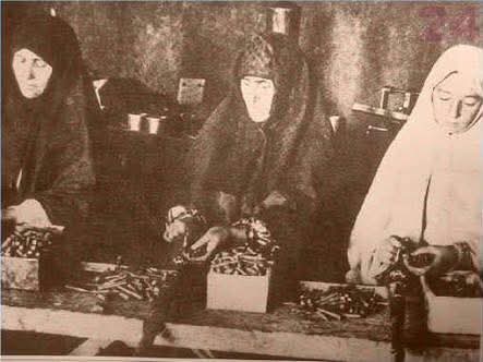 Arkalarından  rahmet  okunmaktan  başka  ihtimal bırakmadan  göçüp gidenler,
O  paklığı  saracak  kefen bulunmazdı elbet...
Allah için  ölmüş, vatan  için ölmüş, namus  için  ölmüş, hürriyet  için  ölmüş...
Hiç mi düşünmez insan  "öndeki gardaşın  ifa  etti vazifeyi, sıra sende,