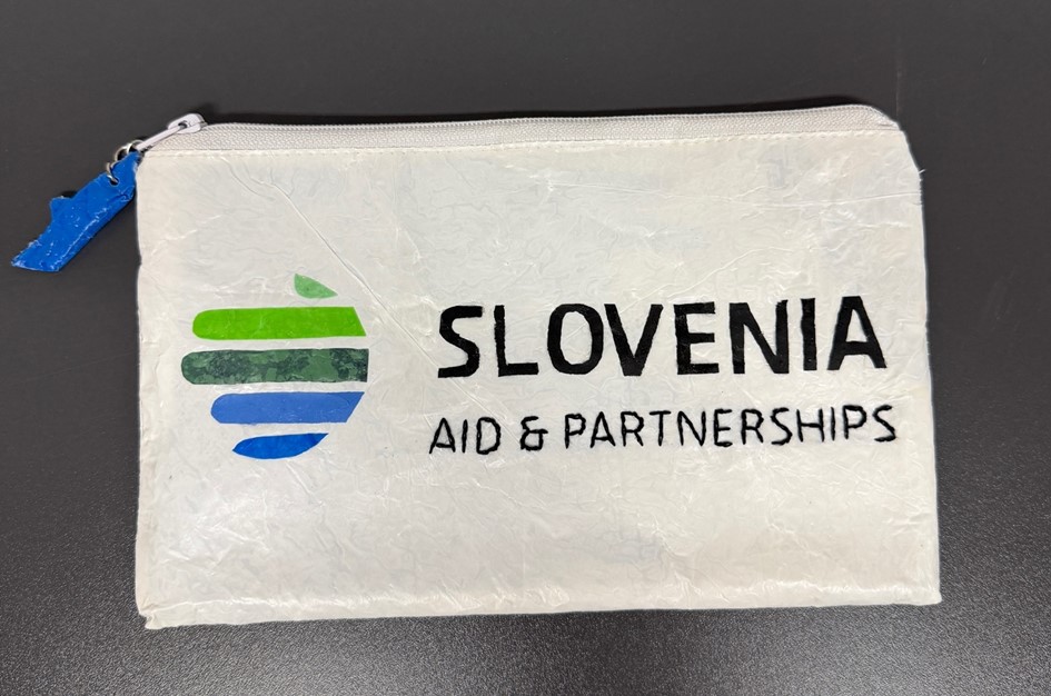 MZEZ_RS's tweet photo. #WorldRecyclingDay reminds us of the importance of reusing waste for a sustainable future & a safer environment.

Through #SlovenianAid, we support waste management projects in selected partner countries.

In #Egypt 🇪🇬 plastic is being collected from the #Nile and processed into useful products. ♻️🌍
