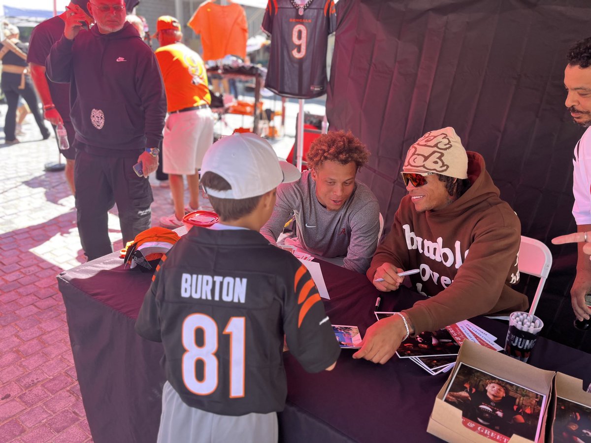 Helpful Henry tweet media