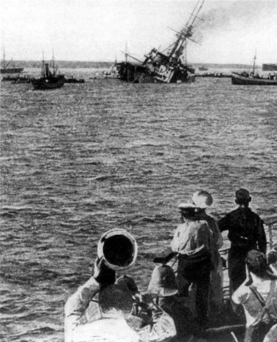 gecmisimerak's tweet photo. 1915 yılında Çanakkale'de Kraliyet Donanması'na ait Majestic savaş gemisinin batış anı. https://t.co/ykjCtHPmyM