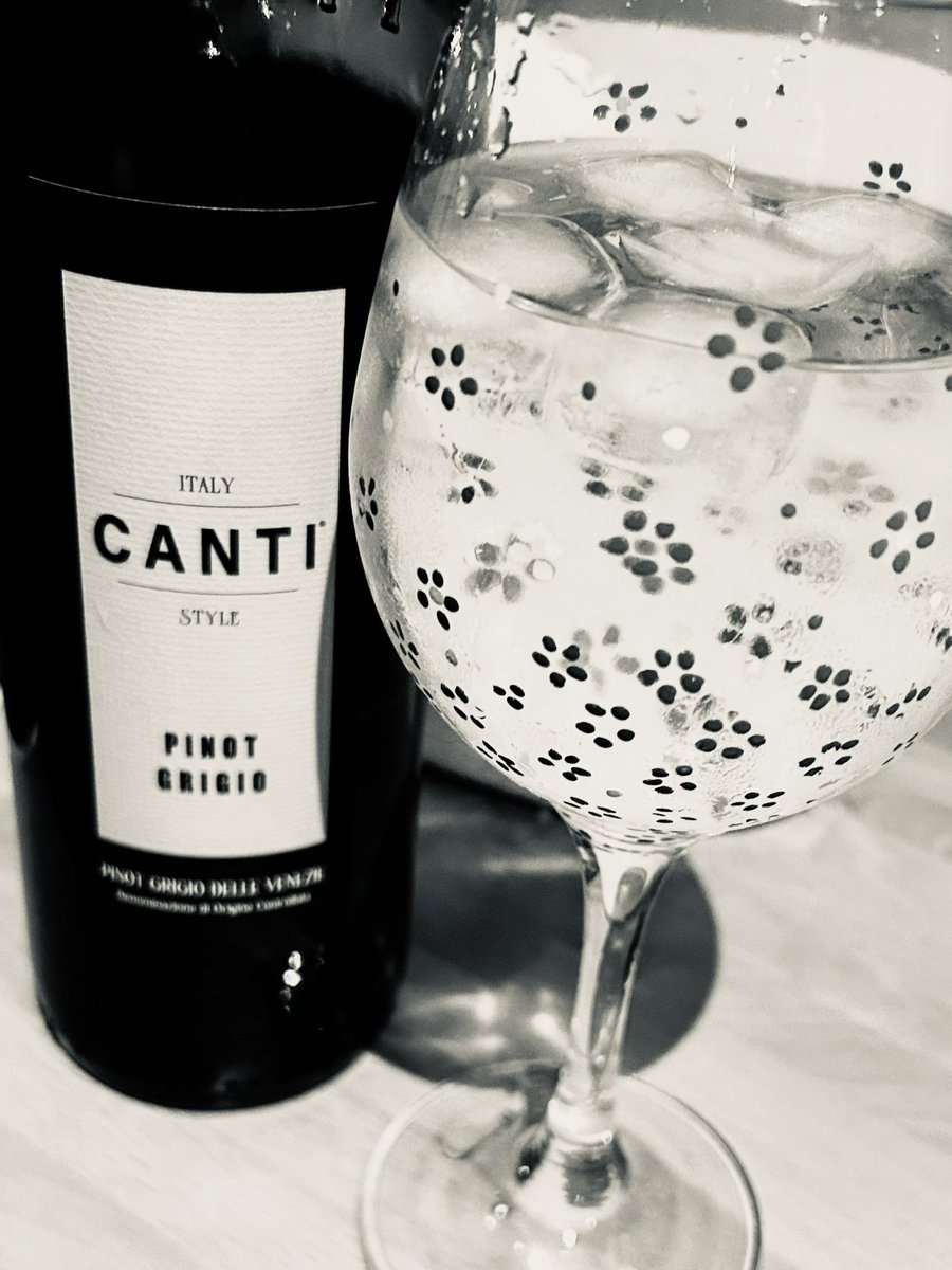 HellingtonBoots's tweet image. #WineWednesday

It’s big (because I need it) and it’s got ice in (because I’m impatient)
Cheers…
Nearly Friday?!?! 😬🫠