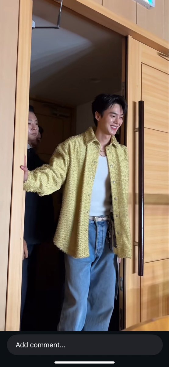 pricomenta's tweet photo. O jeito que ele olha para as fãs 🥹💛

#SongKang https://t.co/n2e0BcLGXQ