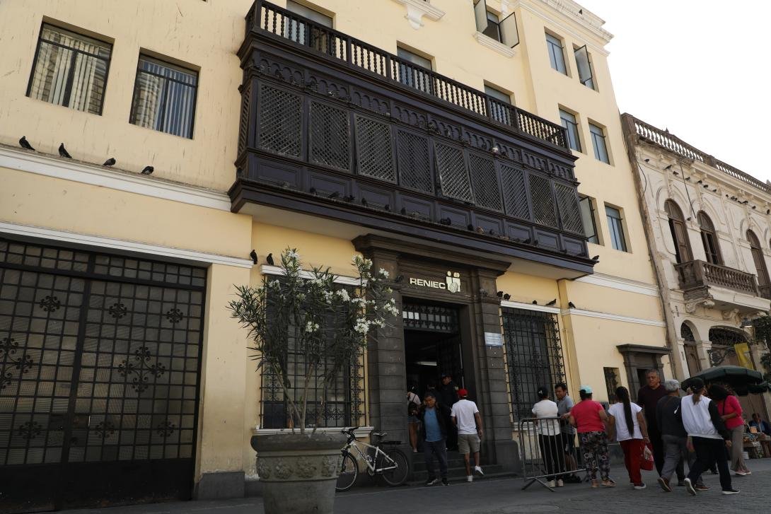 🚨 Trabajadores del Reniec tramitaron irregularmente más de 700 DNI para conocidos y/o terceros

Contraloría revela que 70 trabajadores procesaron y entregaron Documento Nacional de Identidad a personas que no pagaron la tasa correspondiente y que no estaban clasificadas como