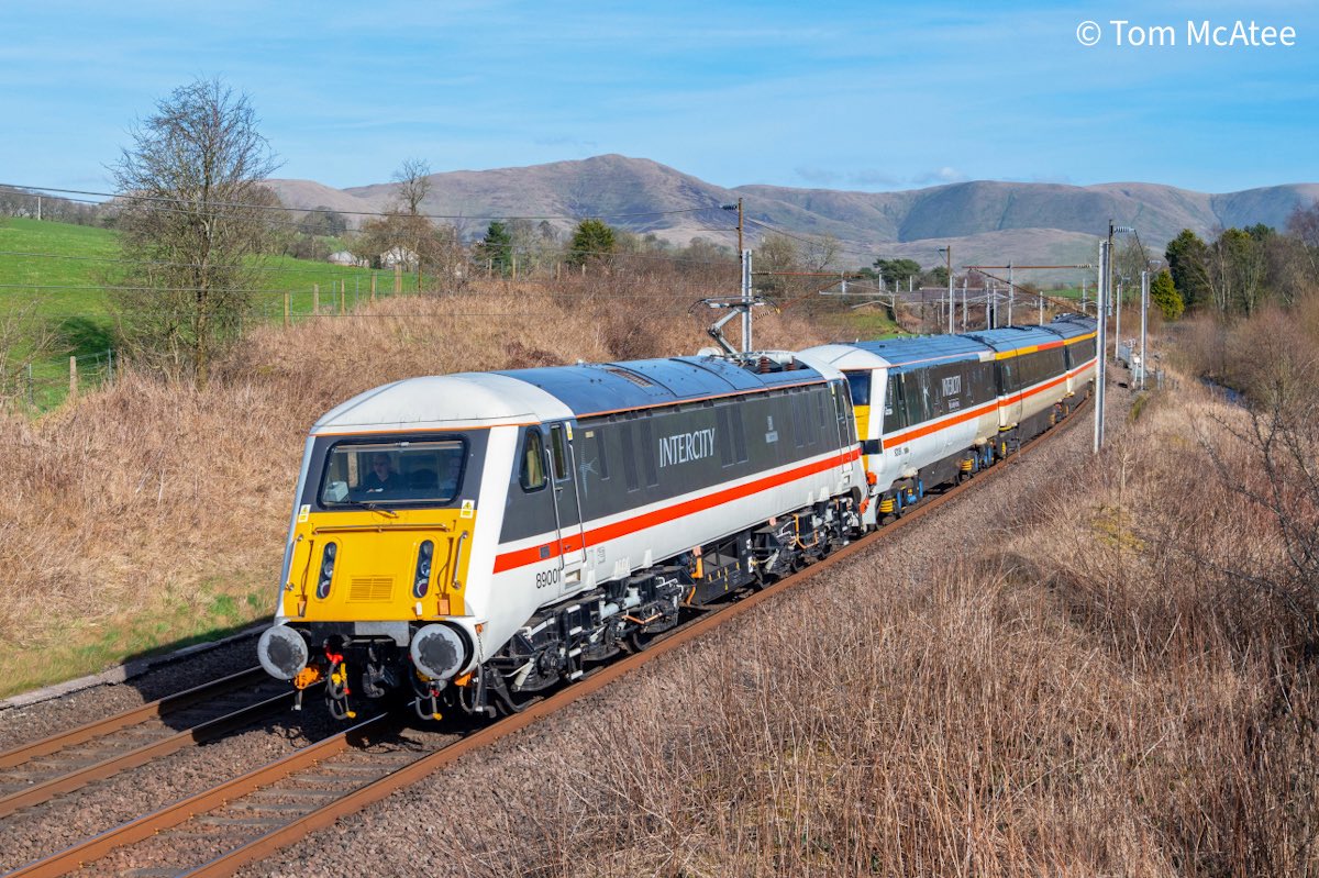 McateeTom's tweet image. 89001 heads through the Cumbrian Fells with the 1324 Tebay to Crewe test run at Grayrigg. 📸 ☀️ @LocoServicesGrp 

⭐️ Prints available 🚂➡️ railwayartprintshop.etsy.com/uk/listing/447…

#britishrail #intercity #electriclocomotive
#ukrailways #railways #cumbria