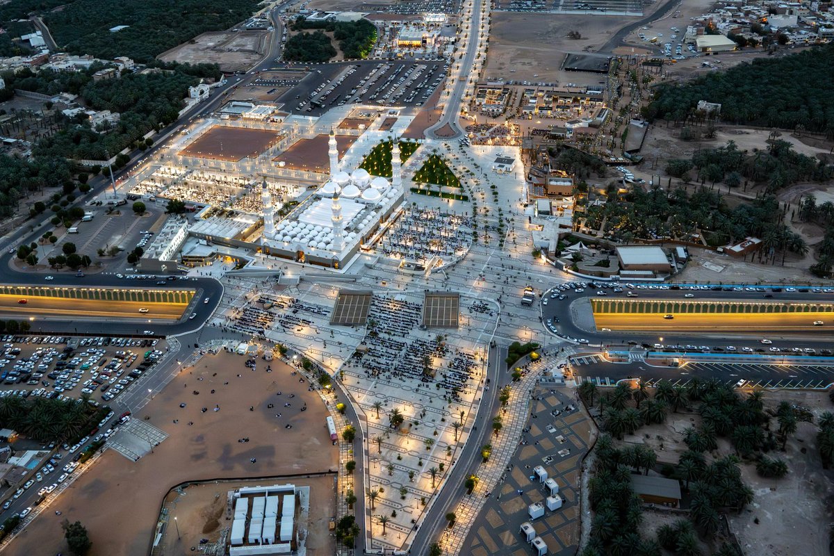 News_Almadinah's tweet photo. صور جوية توثّق لحظات غروب يوم الـ 29 من #رمضان.

#مسجد_قباء 
#المدينة_المنورة https://t.co/YetU5sq4xD