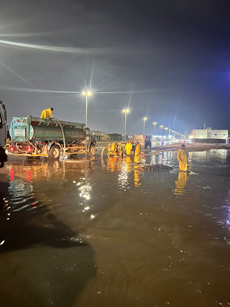 #بلدية_محافظة_القريات | ⛈

باشرت فرق الطوارئ أعمالها الميدانية من
خلال سحب تجمعات مياه الأمطار الراكدة
في بعض المواقع الغير مخدومـة بشبكة
التصريف ، بهـدف تـسهيل حركـة السير
ومازالت الفرق تعمل على سحب المياه