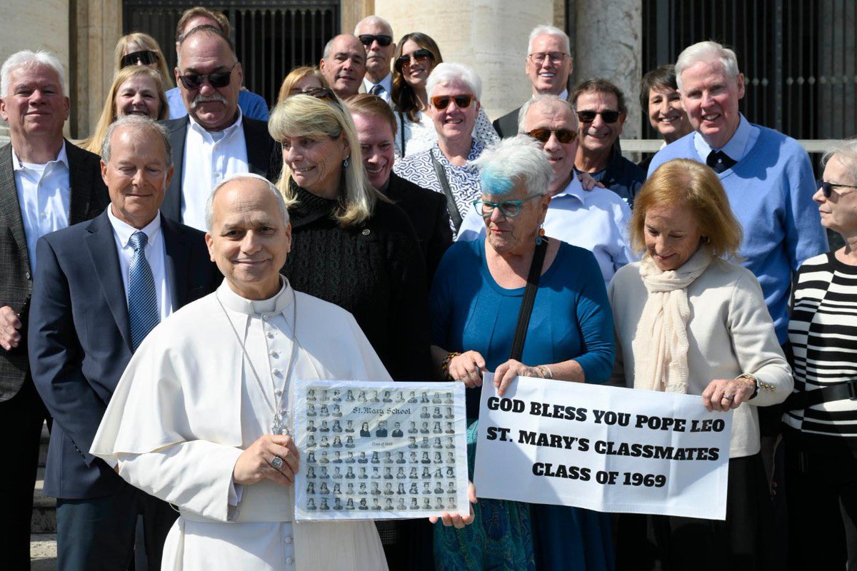 DesdeLaFeMx's tweet image. ¡Así fue el reencuentro del Papa León XIV con sus amigos de la secundaria Saint Mary's! 👀🙏

Haz como el Papa y etiqueta a tus amigos de la secundaria para reunirse. 💬

Fotos: Vatican News 

#PapaLeónXIV #amigos #secundaria