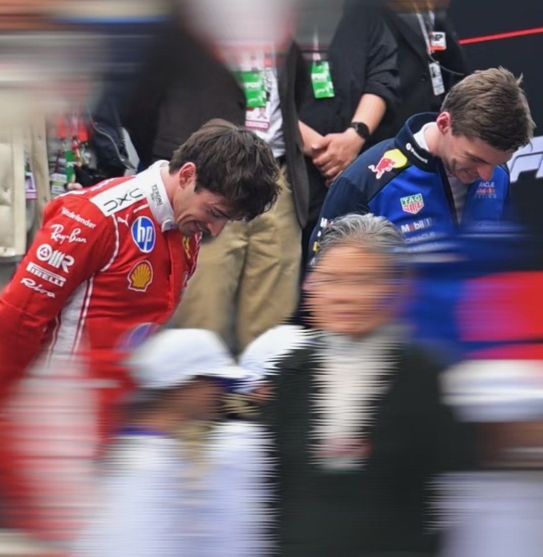 leclercsletters's tweet photo. charles &amp; max before the anthem 😭

📷: 和小酒 https://t.co/seKfwyJkId