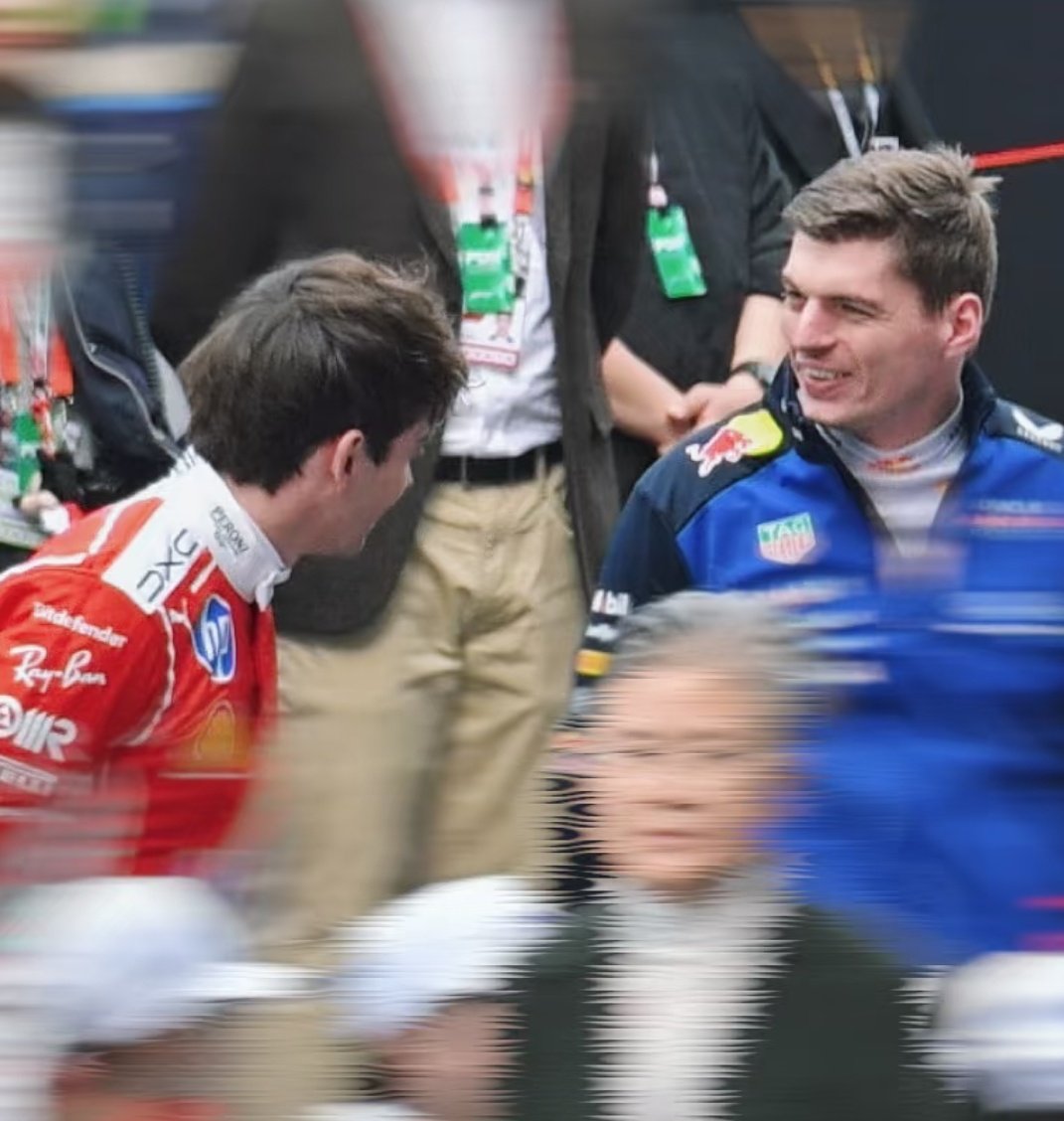 leclercsletters's tweet photo. charles &amp; max before the anthem 😭

📷: 和小酒 https://t.co/seKfwyJkId