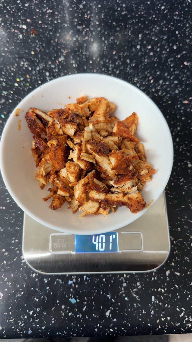 Sohxiil's tweet photo. You know itโs serious when I gotta weigh my food #leanforsummer ๐บ https://t.co/cRlKgKEZUU