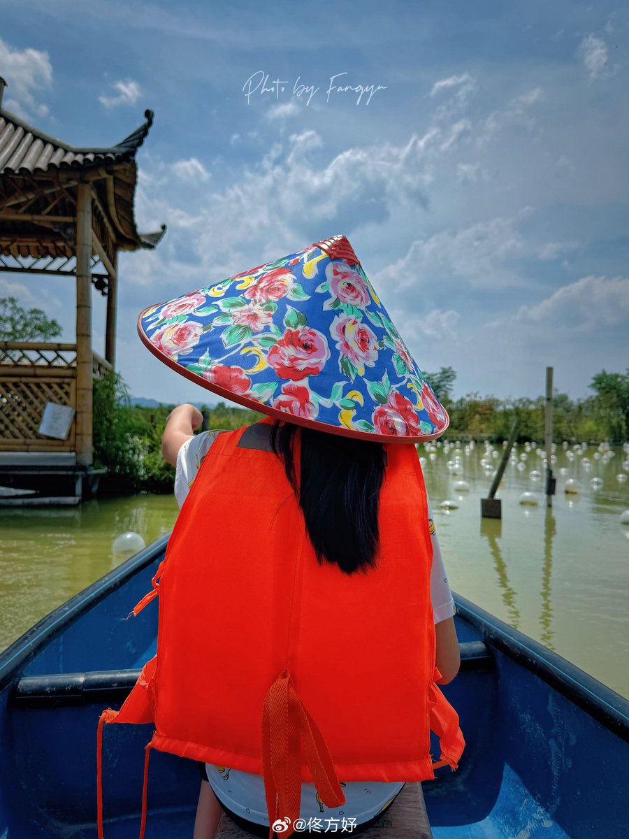 Stupid_Sugumar's tweet photo. 在阳朔遇龙河坐竹筏漂过喀斯特峰林，水波晃着青山倒影，阿叔撑篙的竹哨声里，风都裹着桂花香～这趟慢旅行，值哭 https://t.co/cIaSyXXkBz