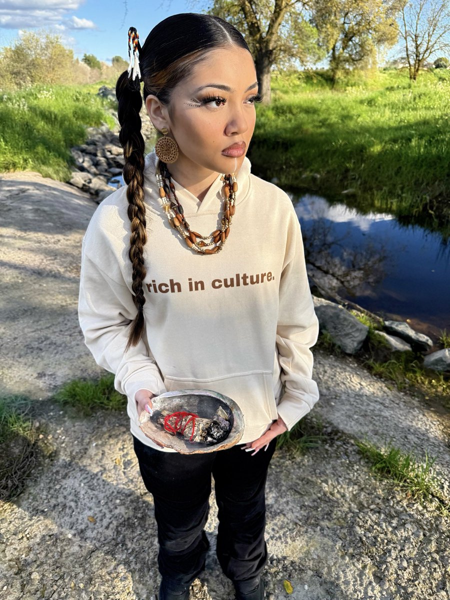 taniya_ml's tweet photo. I’m going out on a limb posting these on here, especially bc I haven’t been active on this app in years😭 but I just dropped my brand Land Flower! Rich in culture hoodies on the site now https://t.co/jlZg4wd3zY 🤎 https://t.co/xUhPOP3WHK